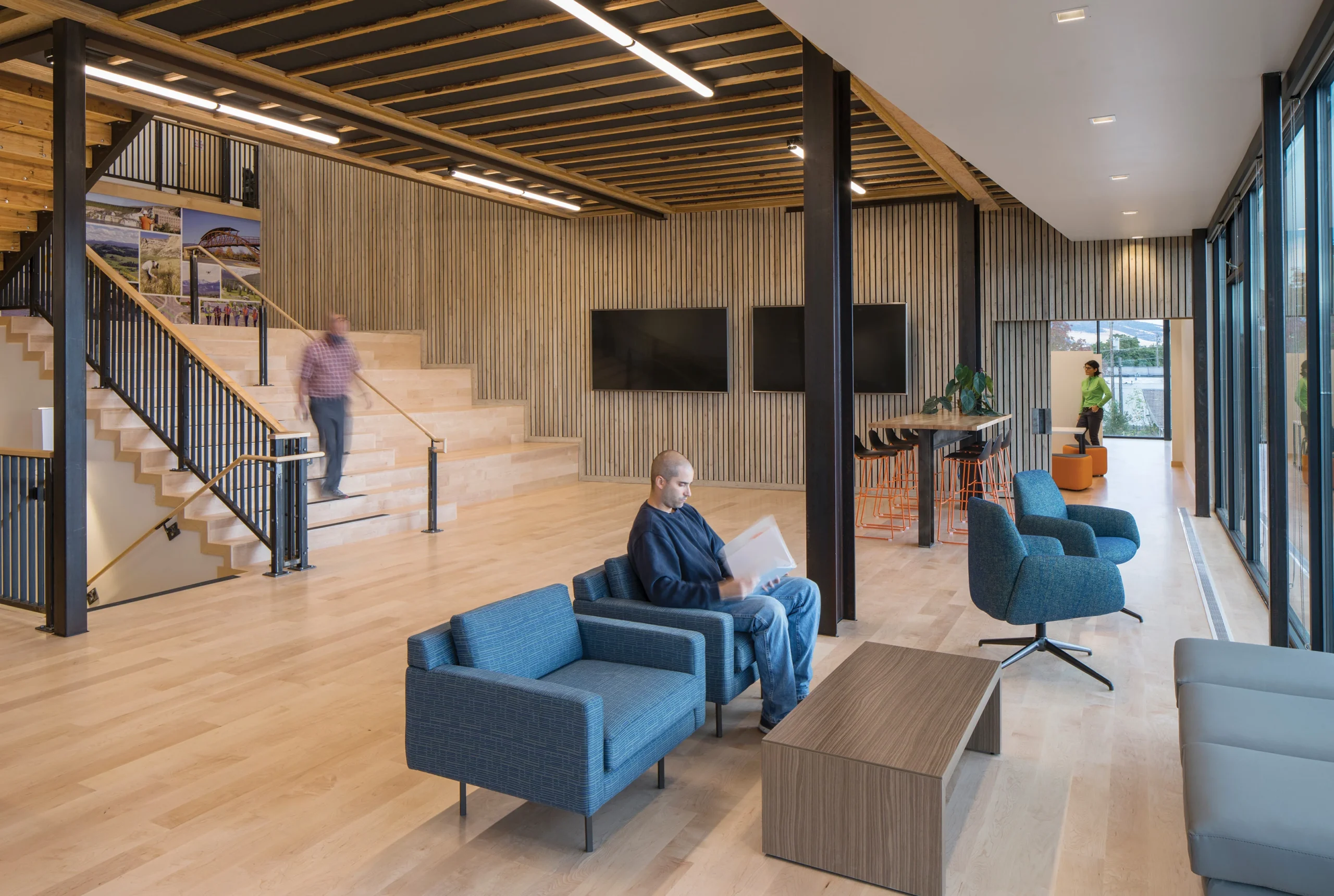 A welcoming, expansive lobby features comfortable seating and a captivating sitting stair, encouraging spontaneous meetings, presentations, and social interactions.